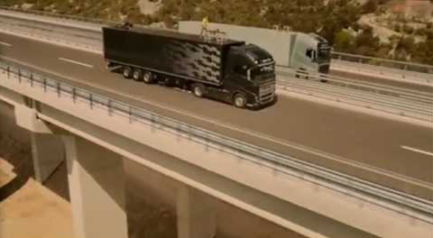 1Car Market : مقطع استعراضي لثبات وقوة شاحنات فولفو - سير على الحبل المعلق بين شاحنتين فولفو على طريق سريع